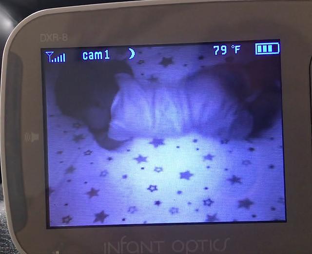 英国一家长查看婴儿监视器，发现孩子被莫名光线唤醒