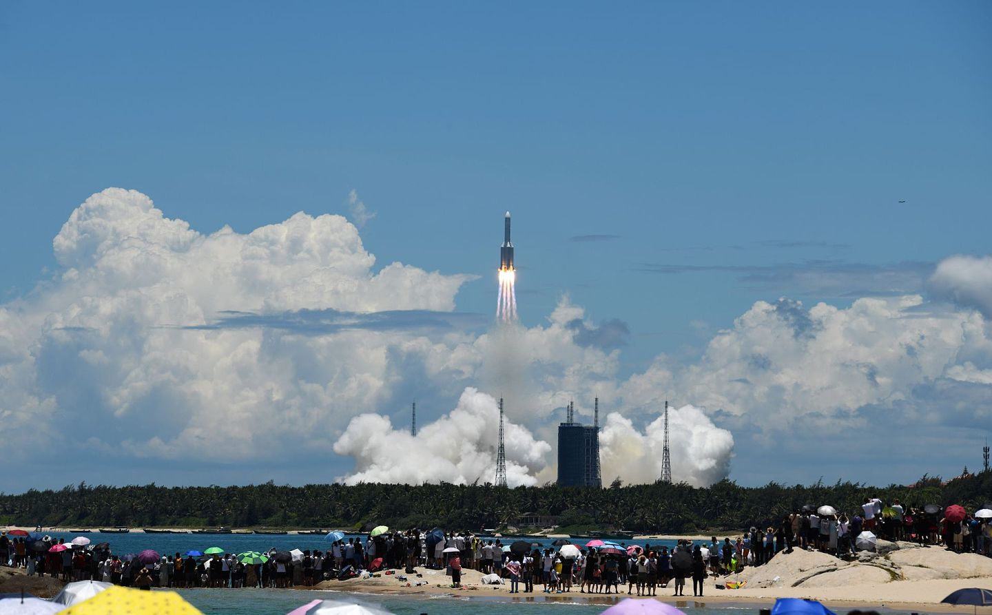 2020年7月23日，长征五号遥四运载火箭在中国海南文昌航天发射场点火升空，实施中国首次火星探测任务。（新华社）