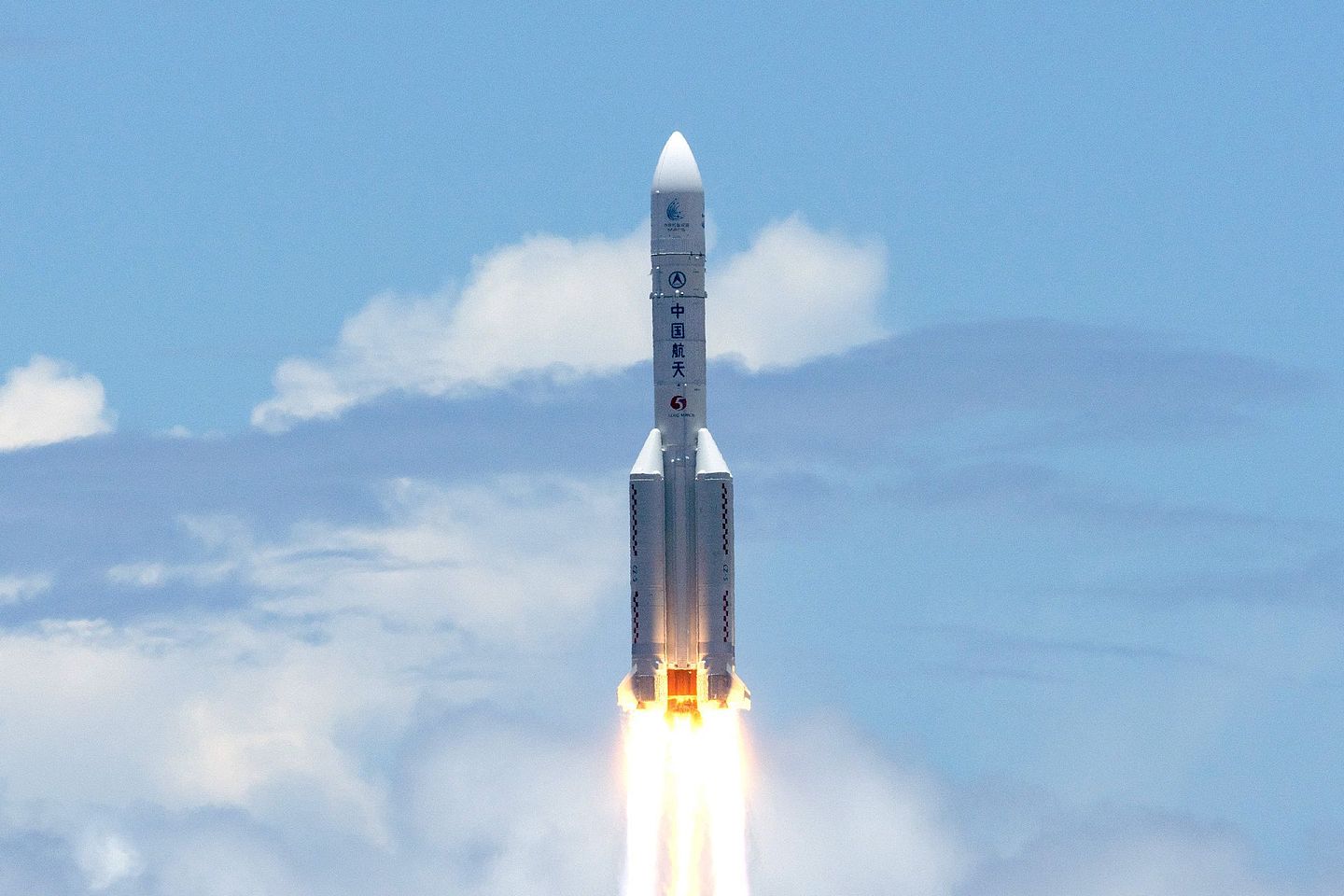 2020年7月23日12时41分，中国在海南岛东北海岸文昌航天发射场，用长征五号遥四运载火箭将中国首次火星探测任务“天问一号”探测器发射升空。（新华社）