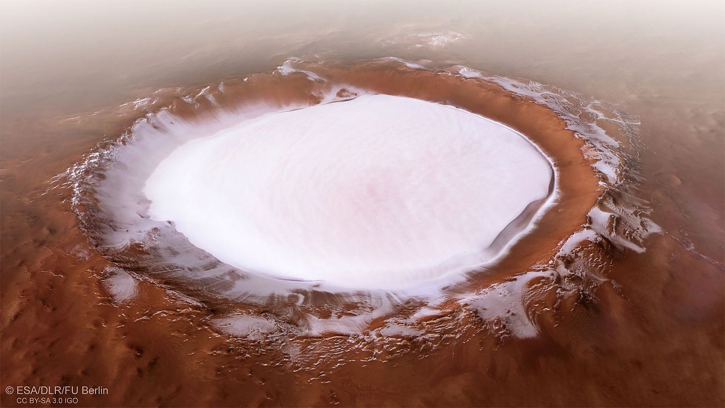 2018年12月20日，欧洲航天局在其网站上公布了一组由“火星快车号”探测器拍摄到的、位于火星北极附近的科罗廖夫环形山的俯瞰图像。（视觉中国）