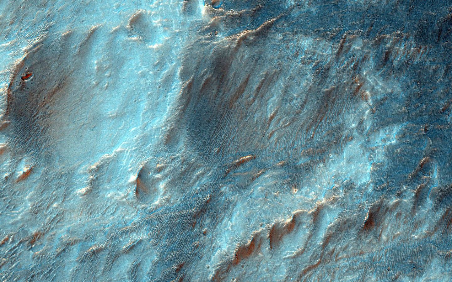2015年2月12日，美国国家航空航天局（NASA）发布的图片显示，火星霍尔登环形山北部地区存在一个直径为21公里的陨石坑。该陨石坑的边缘已经改变，被怀疑是受到风力和水的影响。（视觉中国）