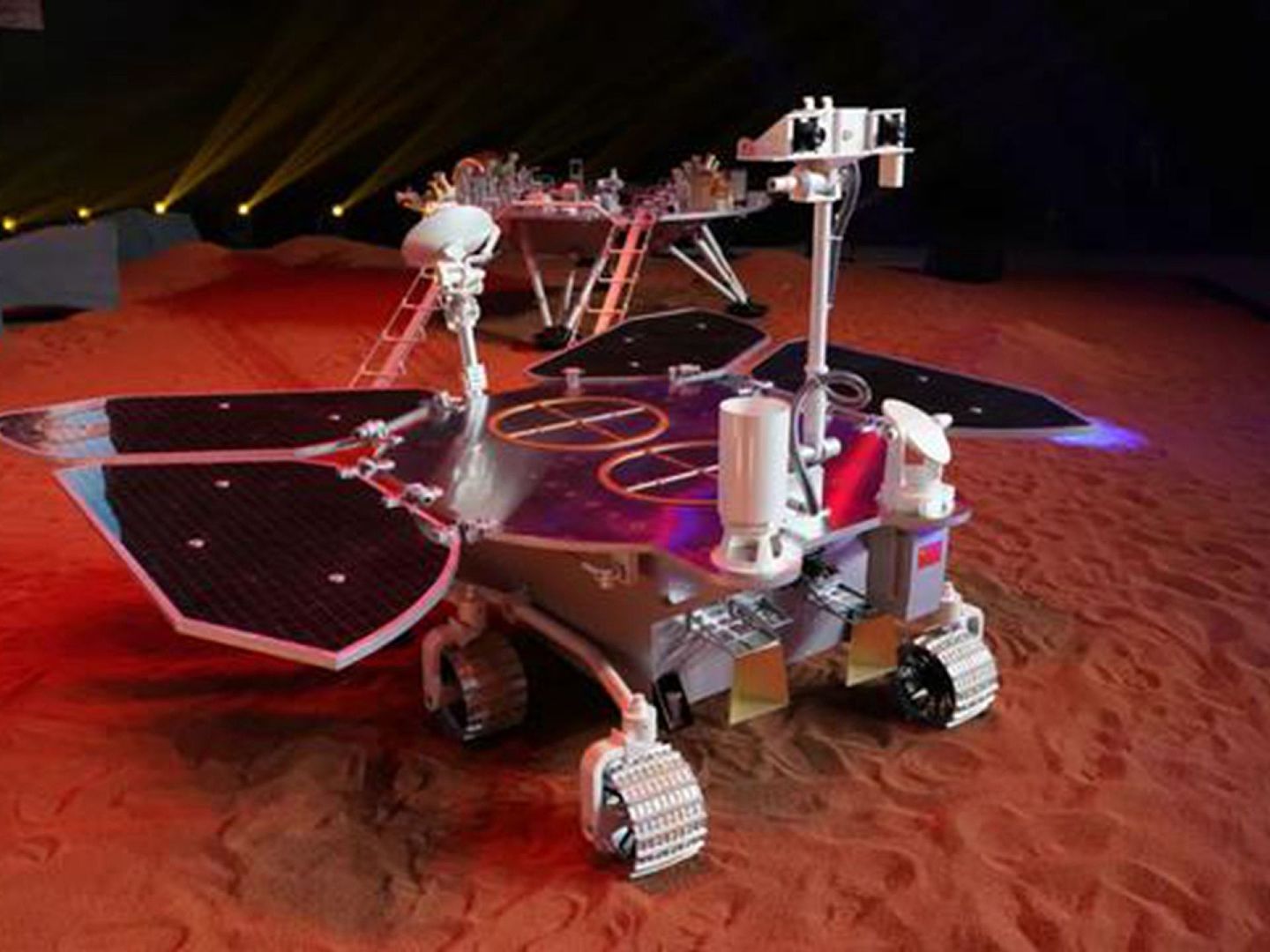 在中国首次火星探测任务中，火星车将对火星表面重点地区精细巡视勘查。（中国央视新闻）