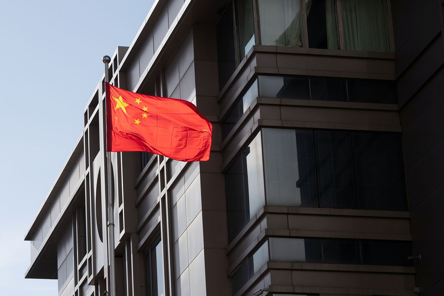图为2020年7月22日，中国驻侯斯敦总领事馆悬挂的中国国旗。（Reuters）