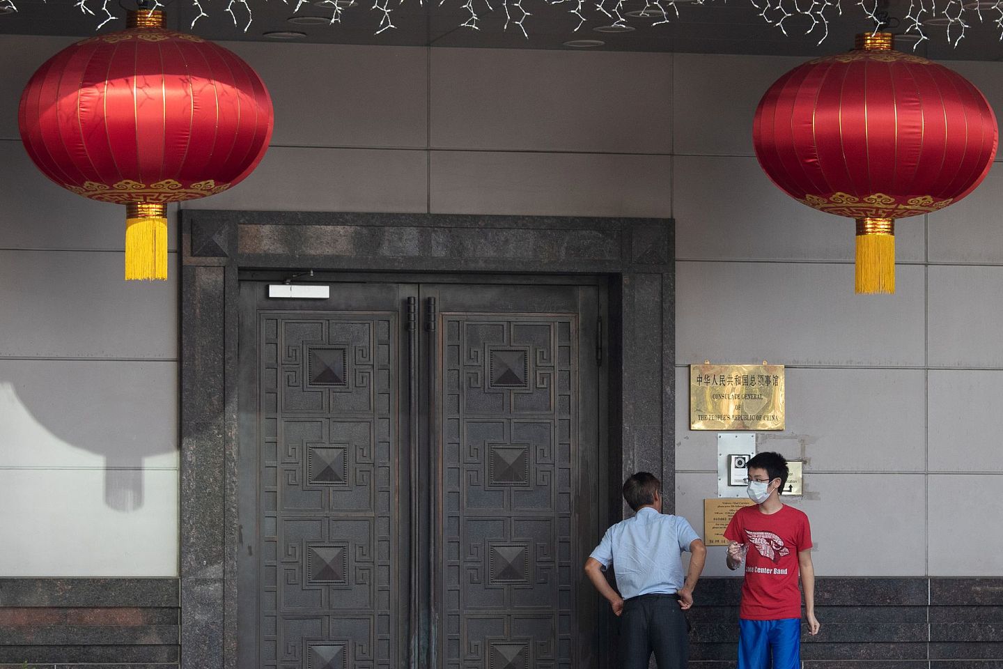 图为2020年7月22日，有人试图进入中国驻侯斯敦总领事馆。（Reuters）