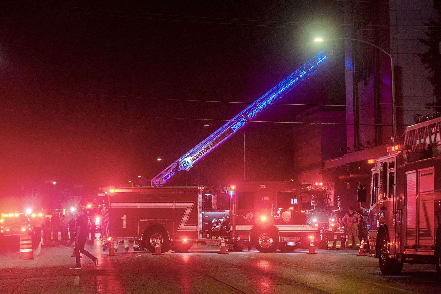 中国驻休斯敦总领馆发生火灾，当地警方和消防员到达现场。（AP）