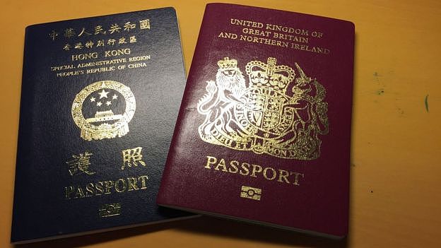 中国香港特区护照（左）与英国国民（海外）护照（右）