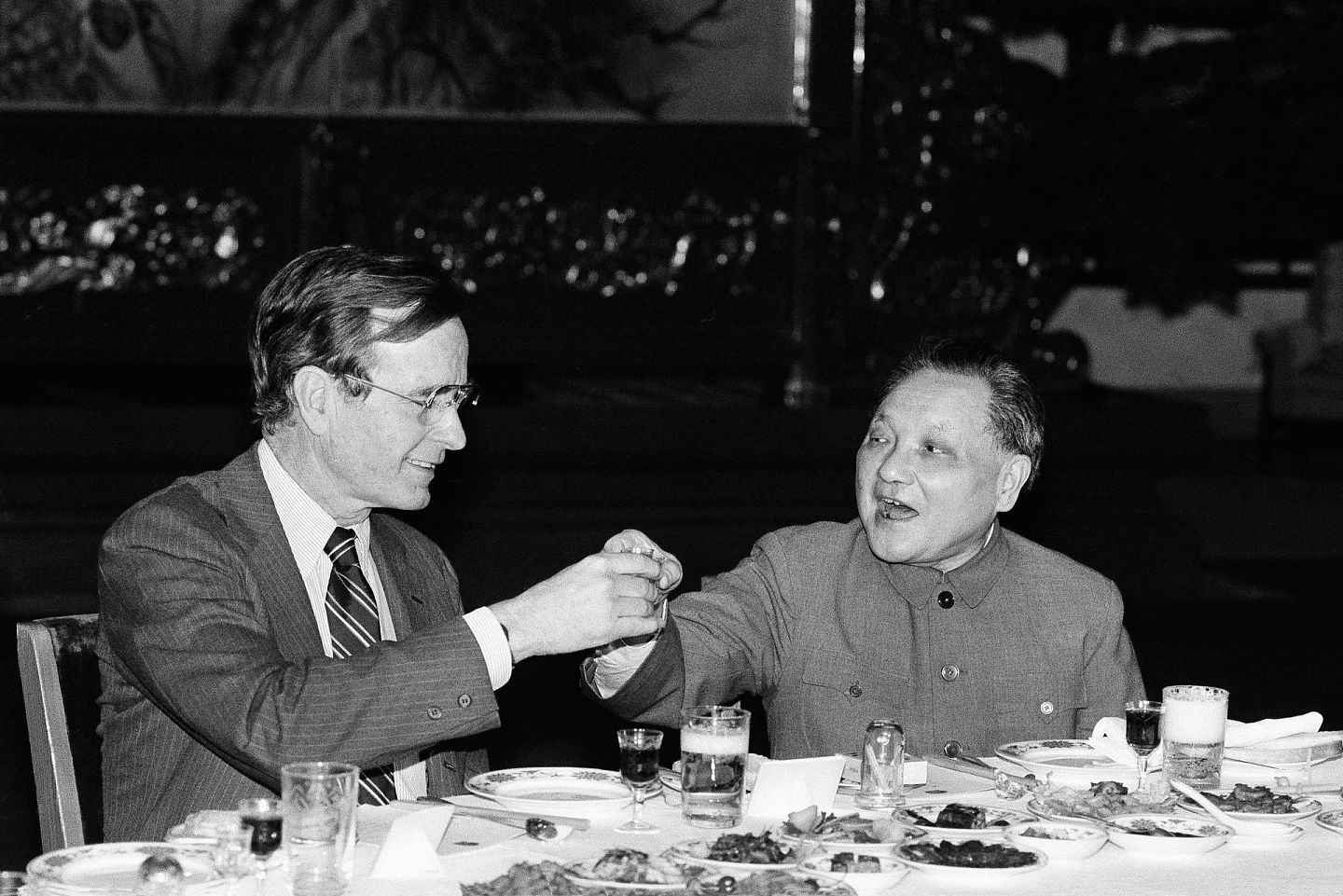 1982年5月8日，邓小平在北京会见美国副总统乔治·布什（George H.W. Bush）时说，希望把中美间的阴影和云雾一扫而光。（AP）