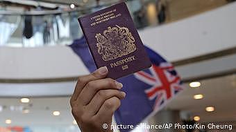 Hongkong Proteste mit britischem Pass (picture alliance/AP Photo/Kin Cheung)