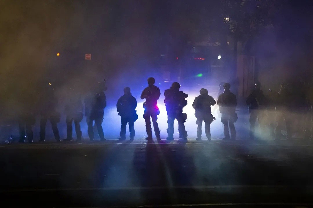 美国波特兰暴乱升级 巿长被催泪弹击中：我感到刺痛、难以呼吸、头晕、咳嗽！（组图） - 34