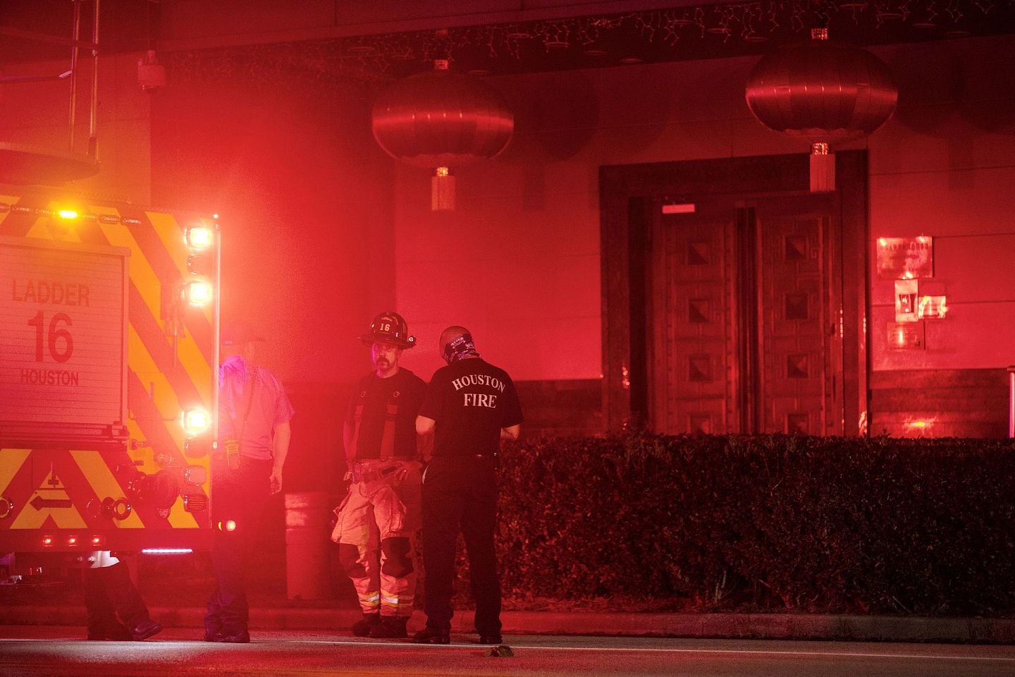 消防人员赶到后被拦在中国总领馆外。（AP）