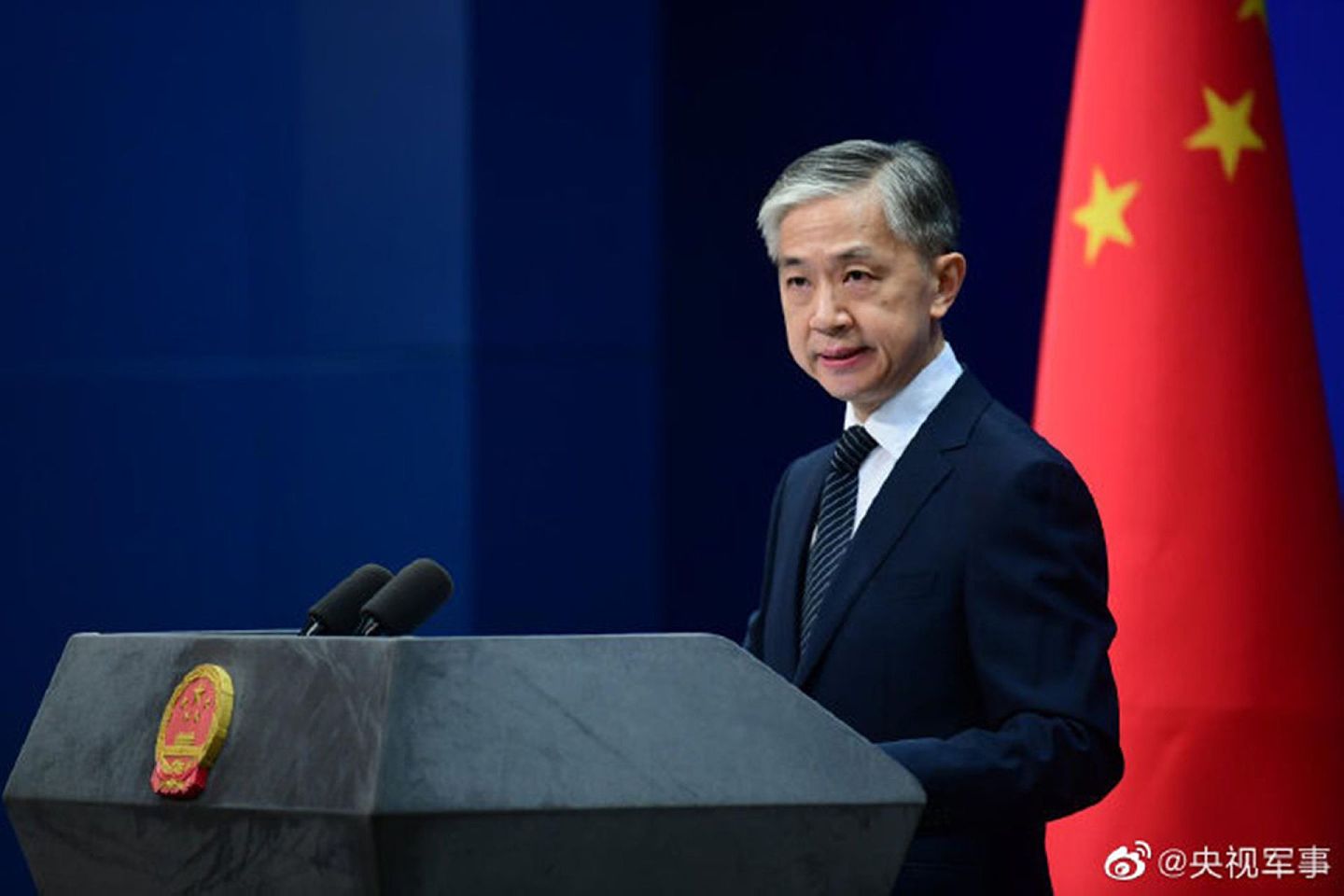 中国外交部发言人汪文斌敦促美方撤销关闭中国领馆的决定。（微博@央视军事）