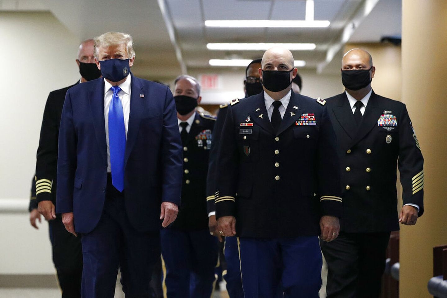 7月11日，特朗普在探访医院期间，首次在公开场合戴上口罩。（美联社）