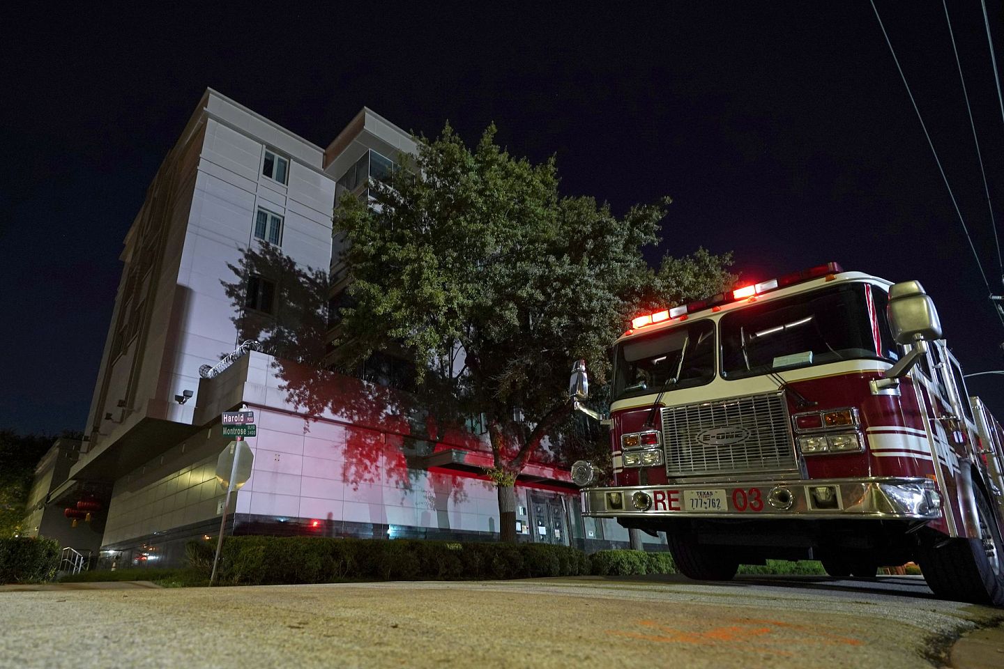 7月22日，一辆消防车停在休斯敦的中国领事馆外。据警方称，目击者称人们在一个看起来像是垃圾桶的地方焚烧纸张。（AP）