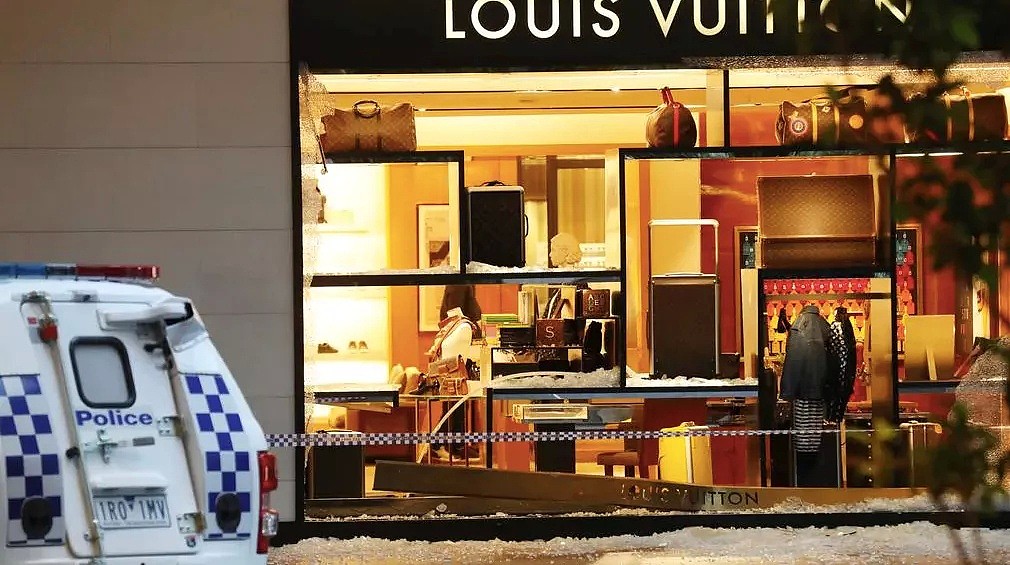 Southbank的LV店铺深夜被砸，大量奢侈品被洗劫！ - 2