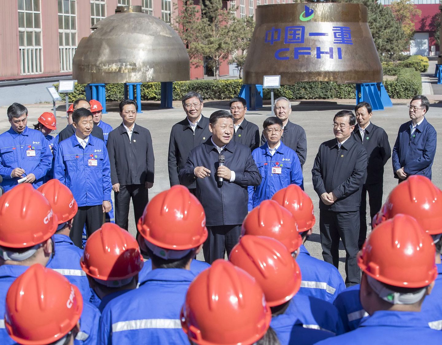 2018年9月26日，习近平在黑龙江齐齐哈尔的中国一重集团考察时重提“自力更生”，称在贸易保护主义上升局势下中国最终还是要靠自己。（ 新华社）