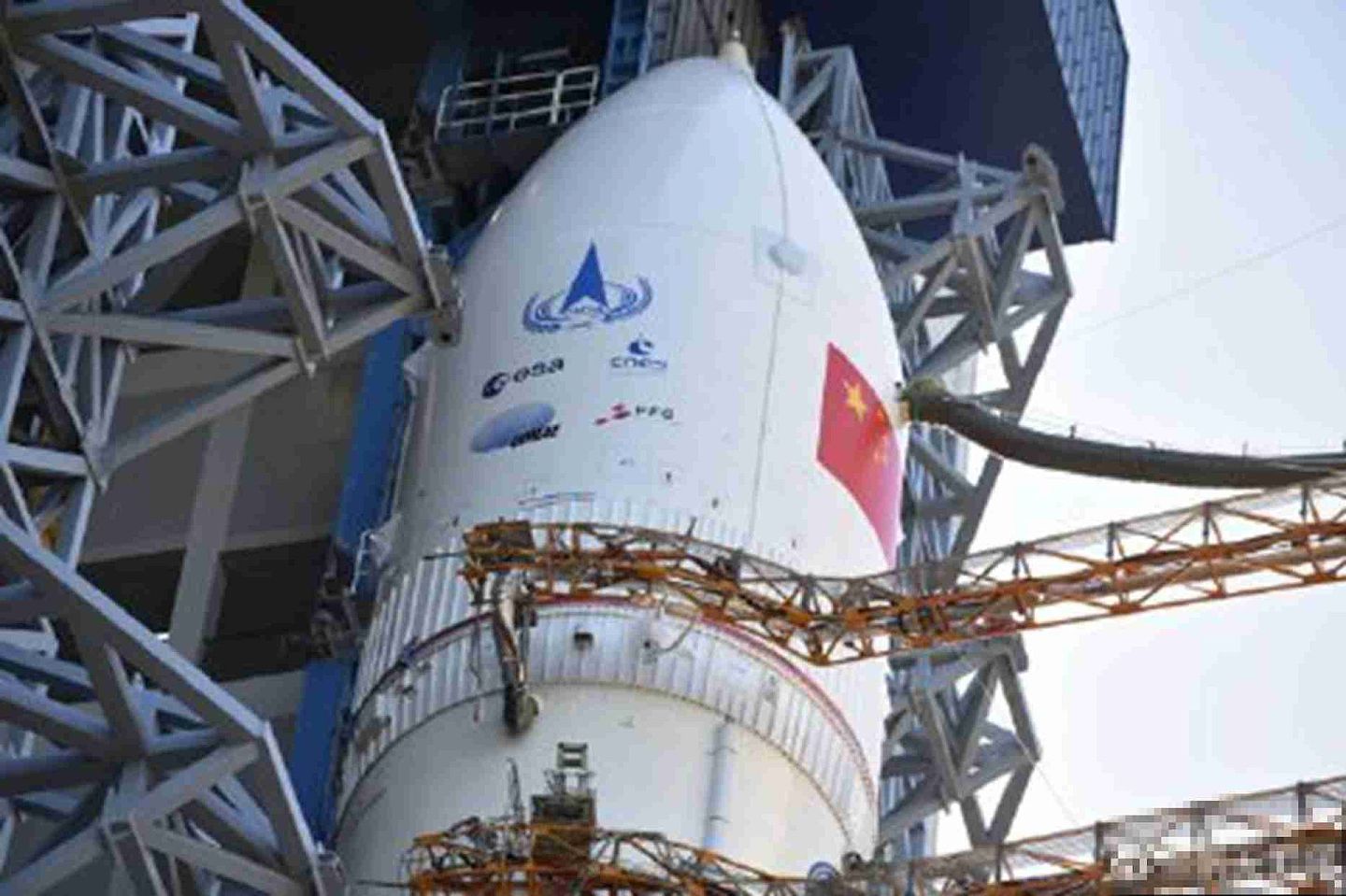中国“天问一号”火星探测器由“长征五号”运载火箭发射升空。（微博@航天见闻）