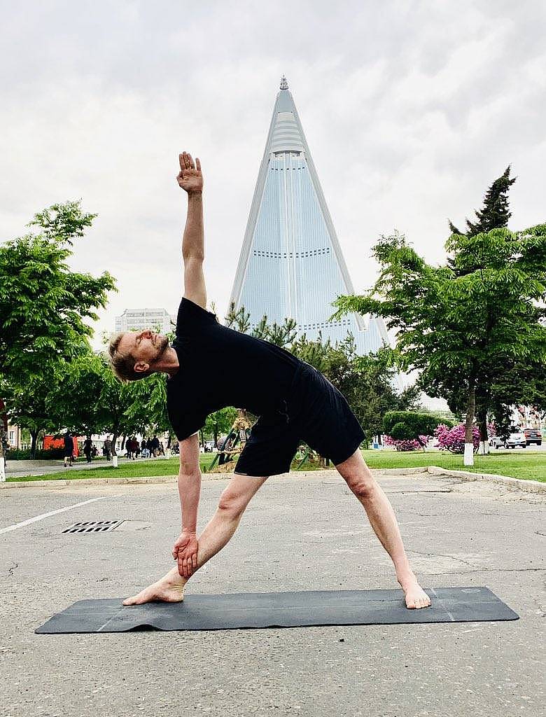 防疫期间，瑞典驻朝鲜大使在平壤街头练瑜伽（组图） - 1