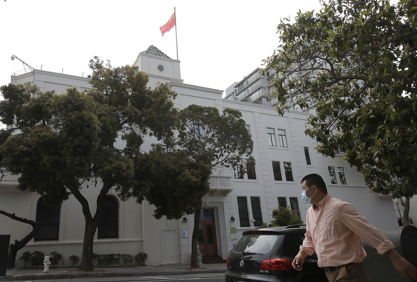 7月23日，一名男子从中国驻旧金山总领馆前走过。中国驻旧金山总领馆被指控藏匿了一名中国科研人员，美国联邦调查局（FBI）称其在军事背景方面撒谎。（AP）