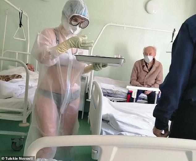俄美女护士着透视装爆红，受聘主持天气预报，不忘初心仍一线抗疫