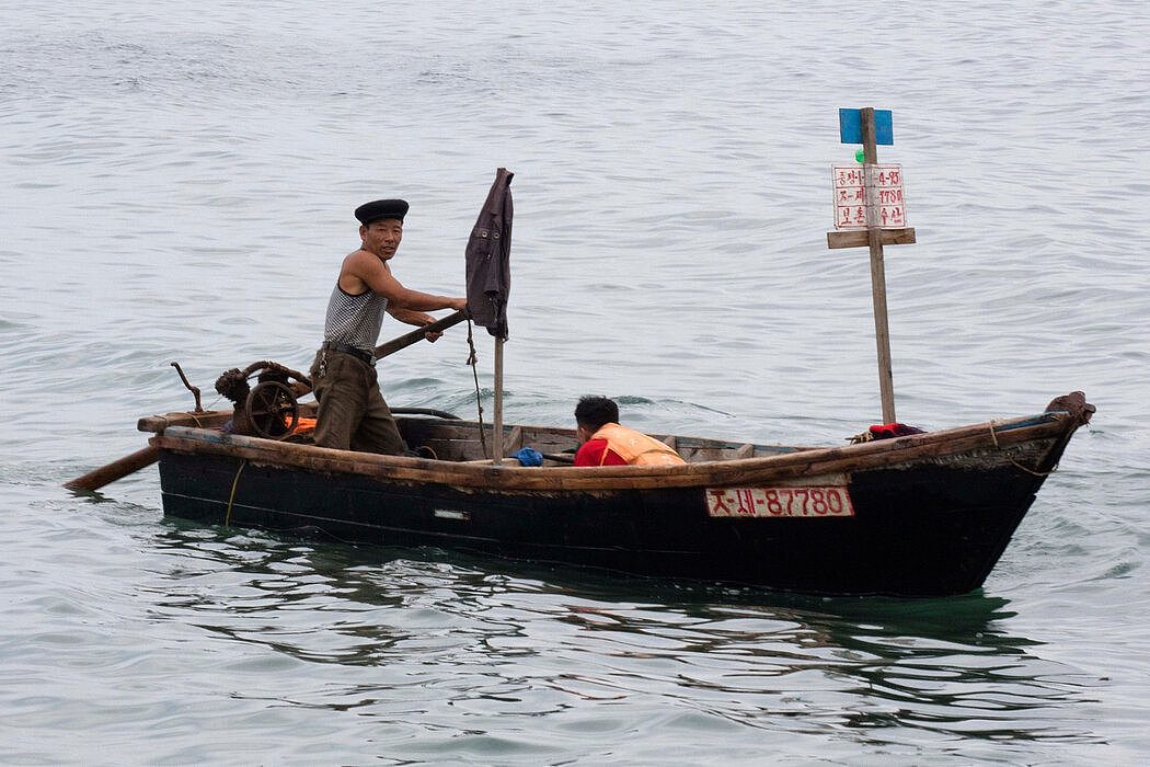 2018年，在该国海域的朝鲜渔民。许多人一直在向遥远的海域进行艰险的旅行，但无法与装备更好的中国船只竞争。