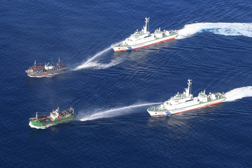 2017年，日本海上保安厅的船只在日本沿海约250英里处向来自朝鲜的渔船喷水。