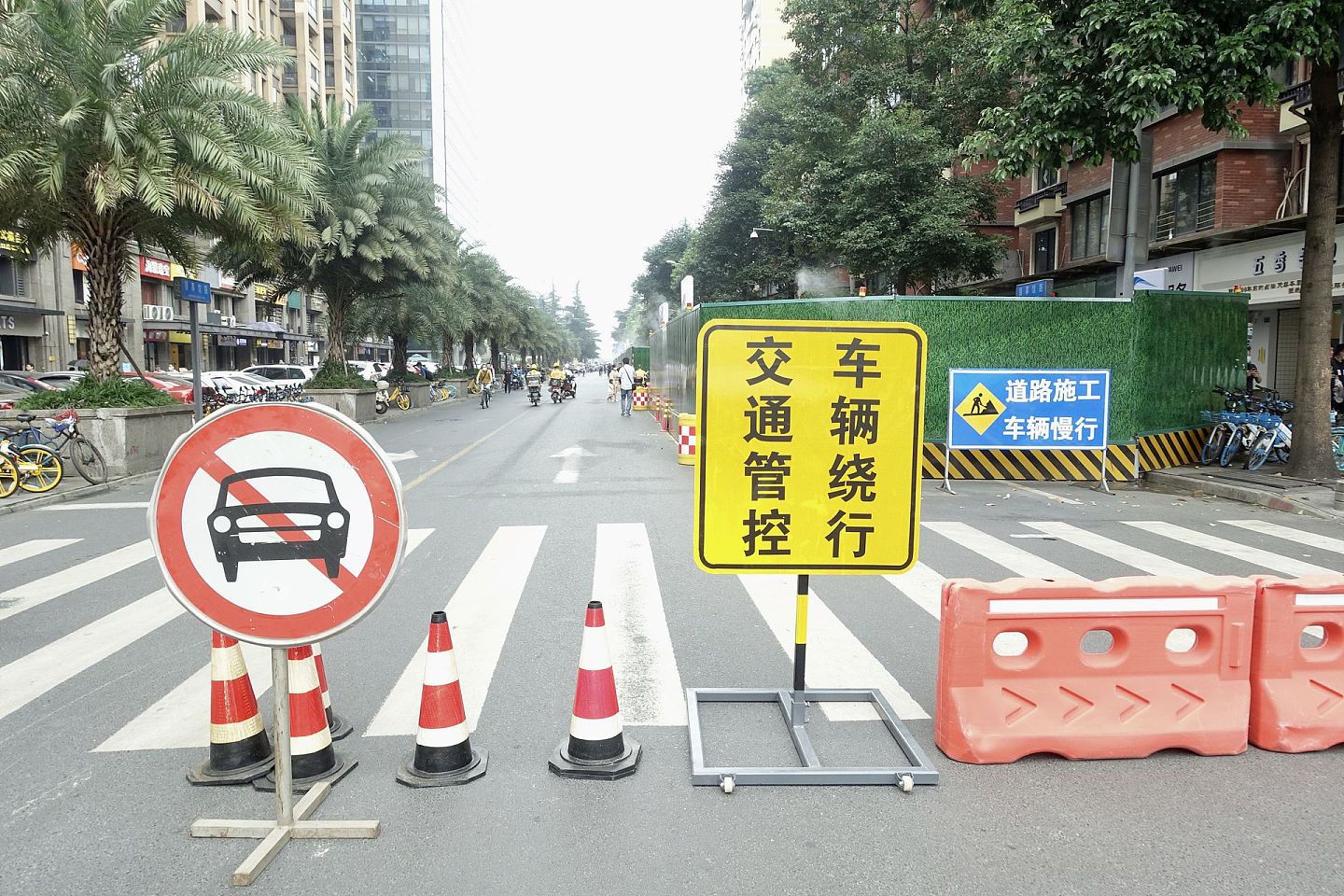 2020年7月24日，美国驻成都总领事馆附近设置了交通管控指示牌。（视觉中国）