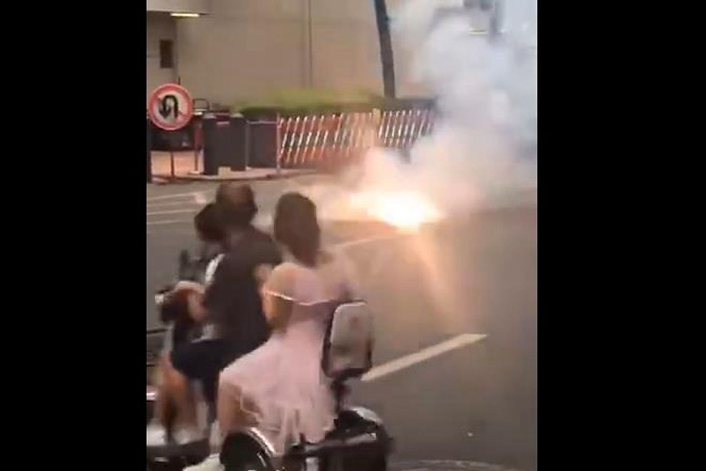 中国网友发布的一则视频显示，有人在现场放鞭炮。（微博@布闫同学）