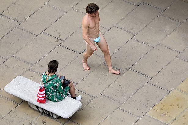 奇葩！伦敦男子裸体上街，仅用“口罩”遮敏感部位