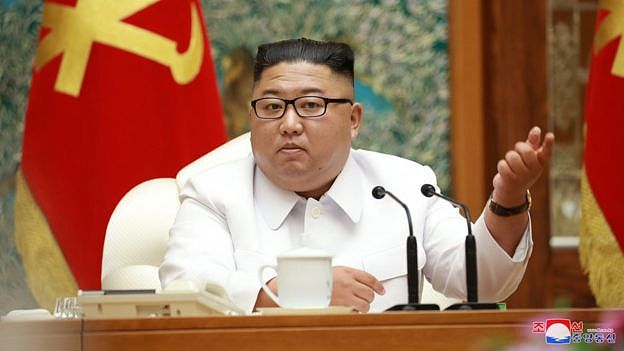 金正恩在平壤主持朝鲜劳动党中央委员会政治局紧急扩大会议（25/7/2020；朝中社2020年7月26日发放照片）