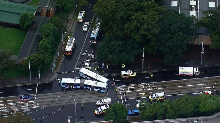 司机注意！悉尼街头发生严重车祸，两辆巴士相撞致5人受伤，部分路段封路（组图） - 3