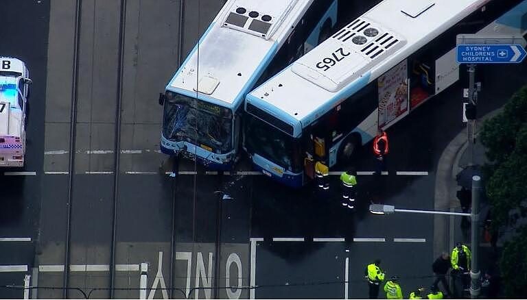 司机注意！悉尼街头发生严重车祸，两辆巴士相撞致5人受伤，部分路段封路（组图） - 2