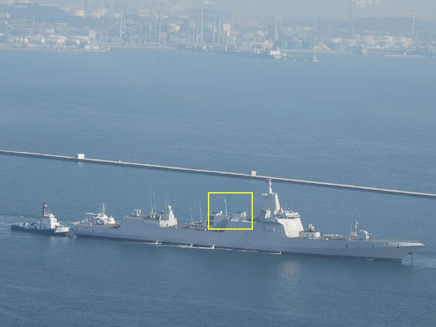 2020年7月底，中国海军装备现最新动态。图为大连船厂建造的055型万吨驱逐舰首次出海。图中黄框中是改进后的烟囱。（微博@战地记者钢羽）