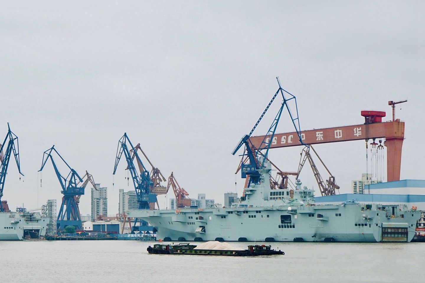 2020年7月底，中国海军装备现最新动态。图为整装待发的075型两栖攻击舰。（微博@铁幕君SSS）