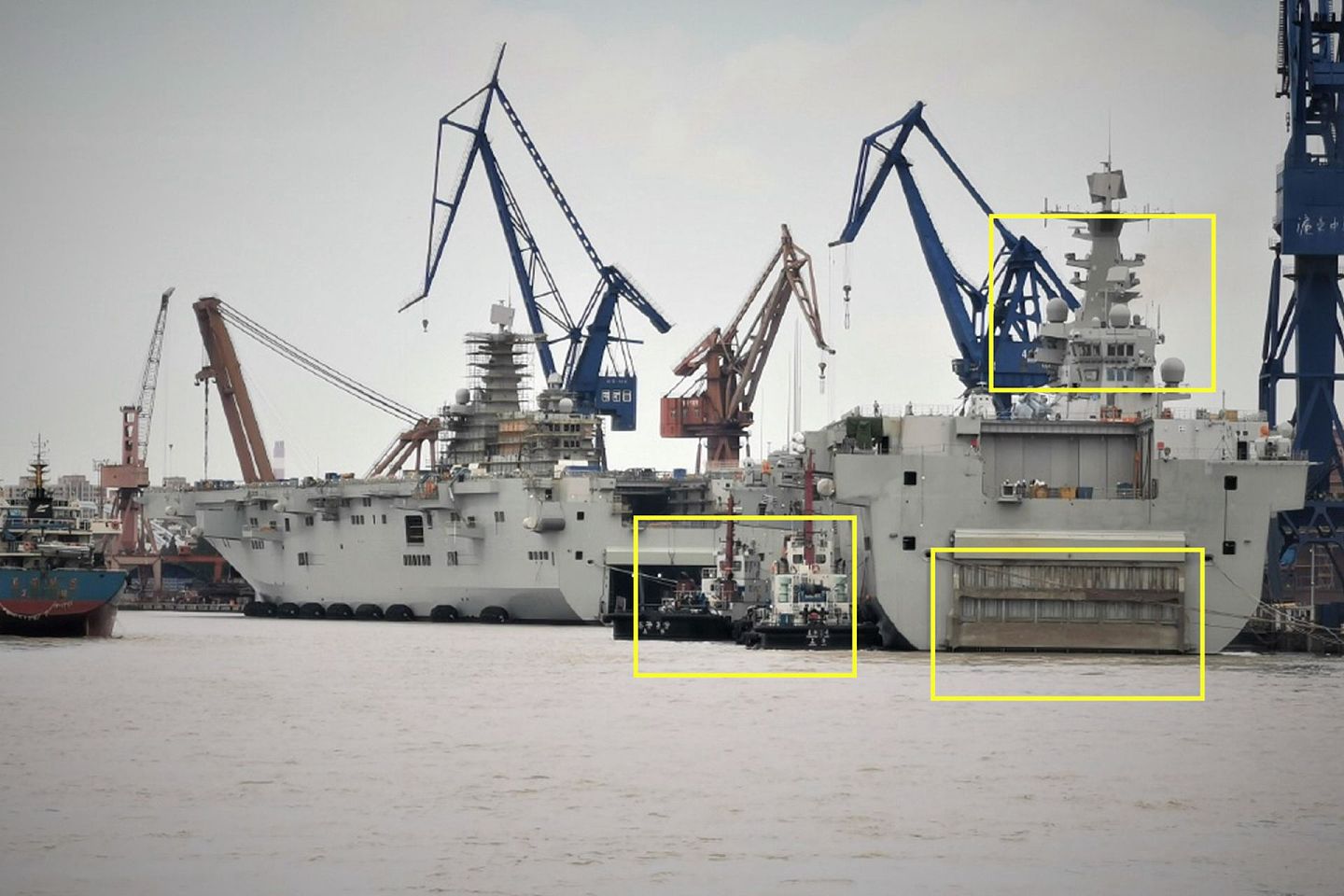 2020年7月底，中国海军装备现最新动态。图为准备就绪的075型两栖攻击舰，坞舱门紧闭、舰岛脚手架消失，拖船就位。（微博@彩云香江）