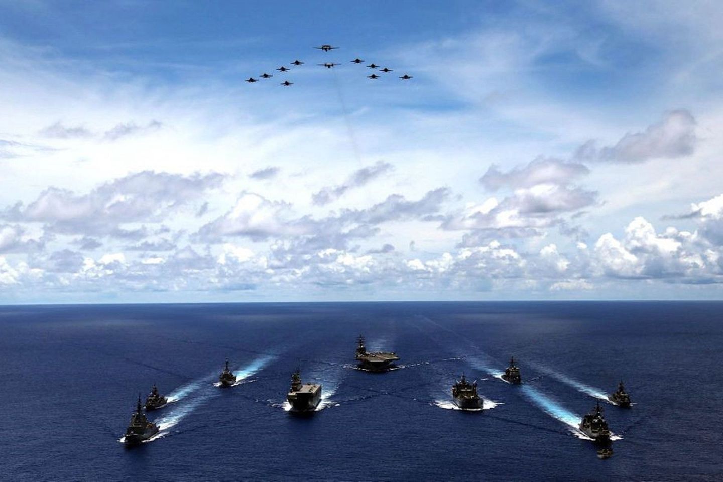 2020年7月底，美国海军和盟友在南海附近海域进行演习。图为美国海军舰船和盟友舰船组成的庞大战斗群。（美国海军官网）