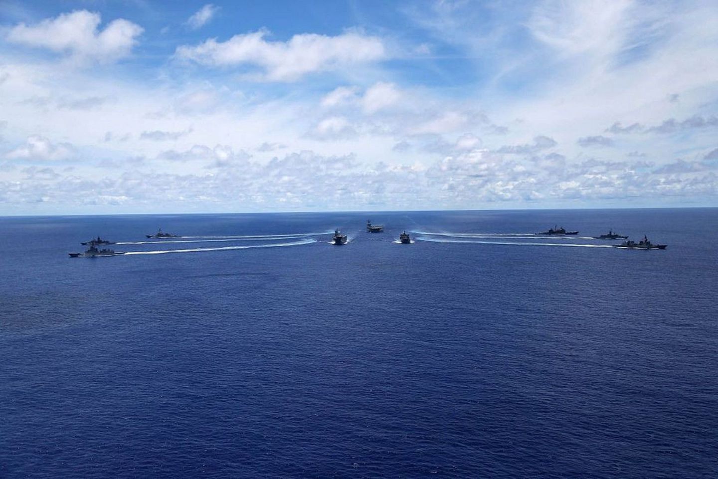 2020年7月底，美国海军和盟友在南海附近海域进行演习。图为美国海军和盟友海军演习现场。（美国海军官网）