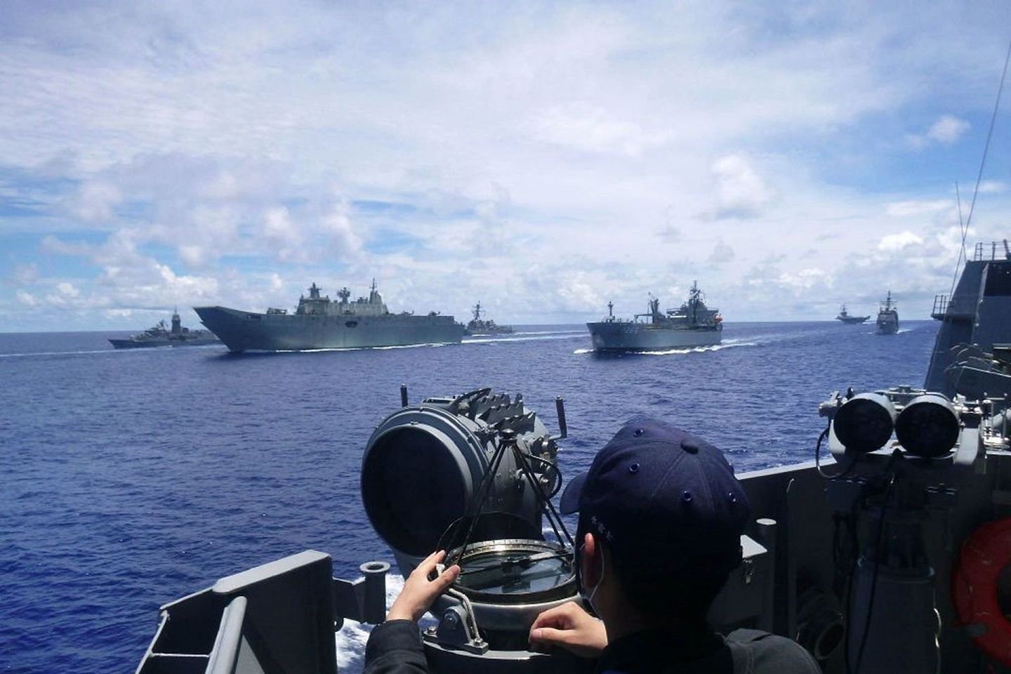 2020年7月底，美国海军和盟友在南海附近海域进行演习。图为美国海军与盟友海军演习现场，远处的军舰是澳大利亚海军的两栖攻击舰。（美国海军官网）