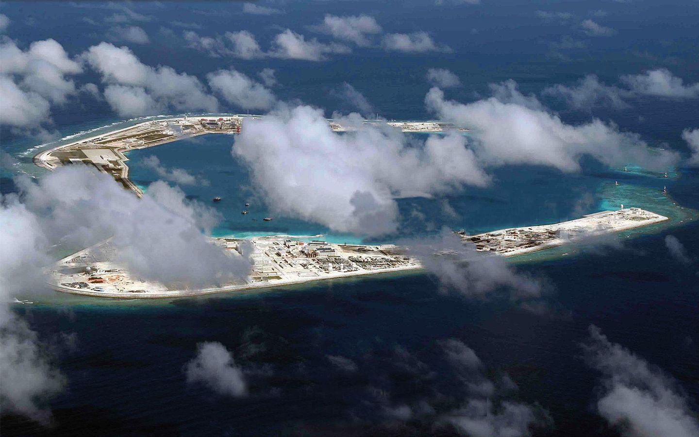 中国在南沙群岛渚碧礁上建有大型军事设施。图为渚碧礁全貌。（鼎盛军事）