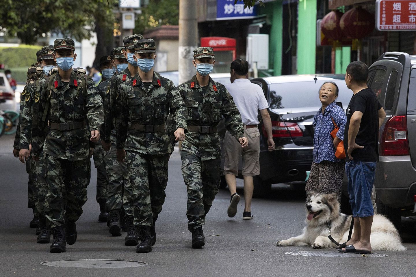 2020年7月27日，在美国驻成都总领馆正式关闭之前，中国军事机构人员在一个被封锁的社区附近巡逻。（AP）