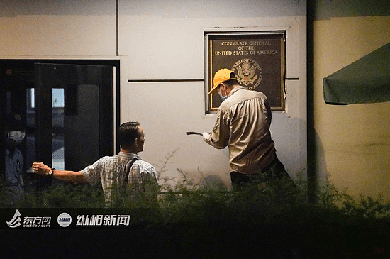 （图说：2020年7月26日，美国驻成都总领事林杰伟（左）在询问工人拆除铭牌相关事宜。摄/丁一涵）