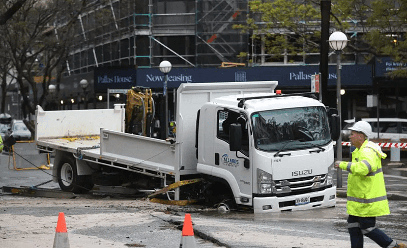 悉尼东部地区道路坍塌 卡车“中招”！道路将关闭数小时（组图） - 3