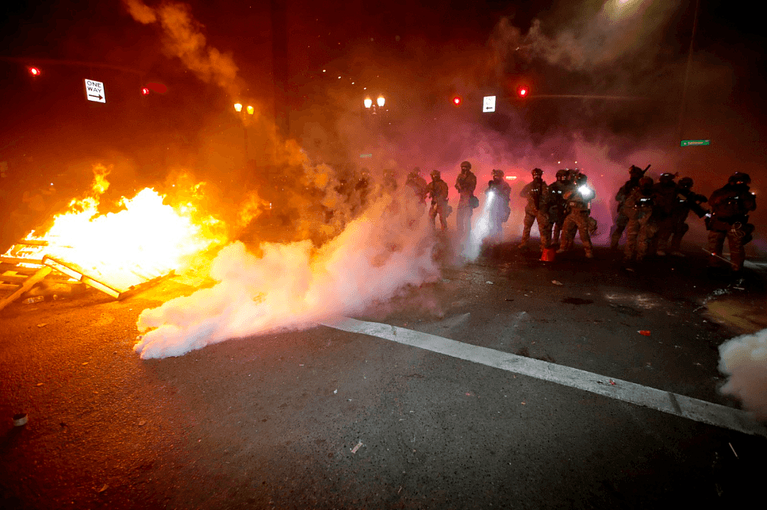 恐怖！美国多地又掀暴动 抗议者遭枪击身亡 城市烈火冲天变战区（视频/组图） - 23