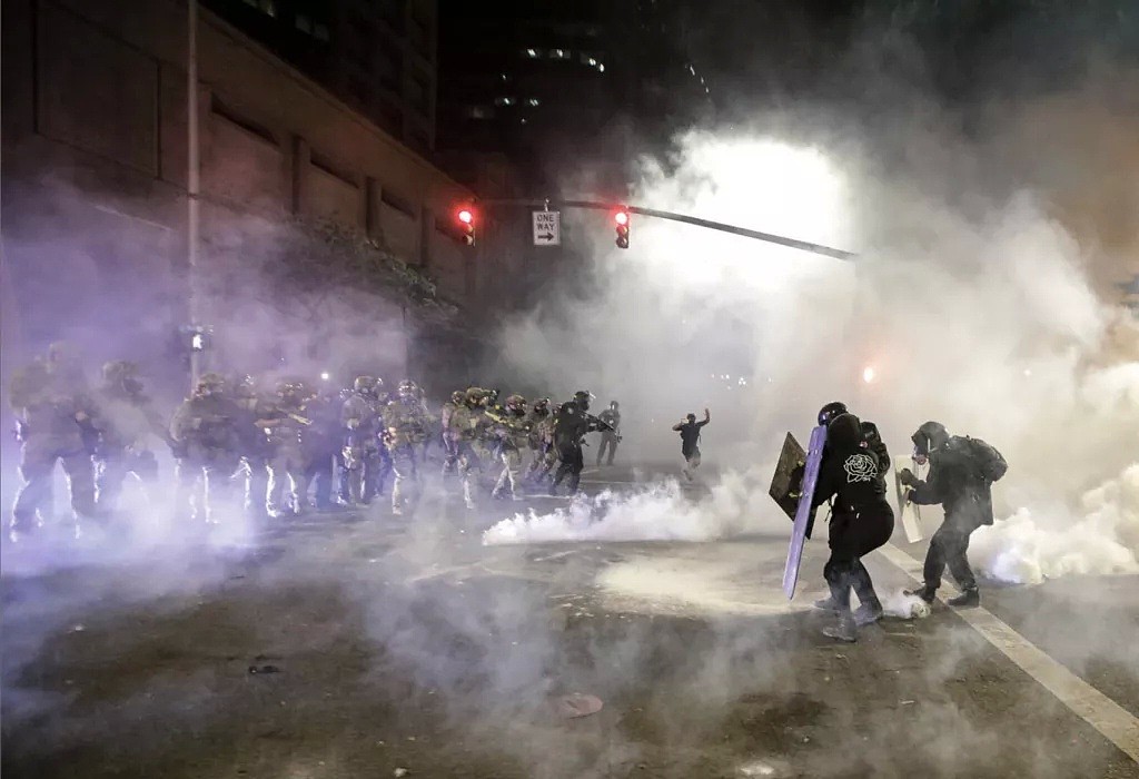 恐怖！美国多地又掀暴动 抗议者遭枪击身亡 城市烈火冲天变战区（视频/组图） - 29