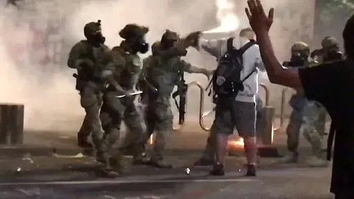 恐怖！美国多地又掀暴动 抗议者遭枪击身亡 城市烈火冲天变战区（视频/组图） - 52