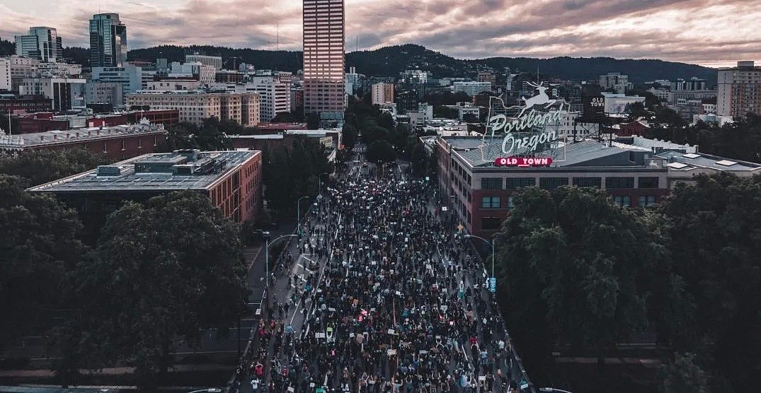 恐怖！美国多地又掀暴动 抗议者遭枪击身亡 城市烈火冲天变战区（视频/组图） - 66