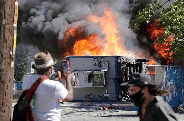 恐怖！美国多地又掀暴动 抗议者遭枪击身亡 城市烈火冲天变战区（视频/组图） - 73