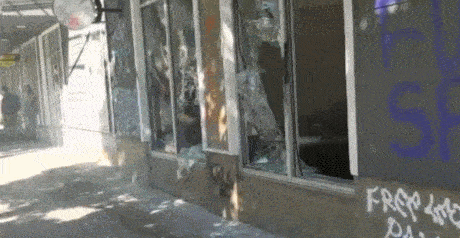 恐怖！美国多地又掀暴动 抗议者遭枪击身亡 城市烈火冲天变战区（视频/组图） - 77