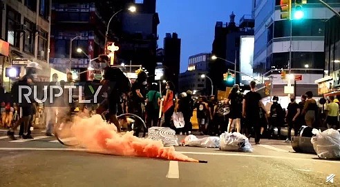 恐怖！美国多地又掀暴动 抗议者遭枪击身亡 城市烈火冲天变战区（视频/组图） - 100