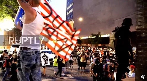 恐怖！美国多地又掀暴动 抗议者遭枪击身亡 城市烈火冲天变战区（视频/组图） - 102