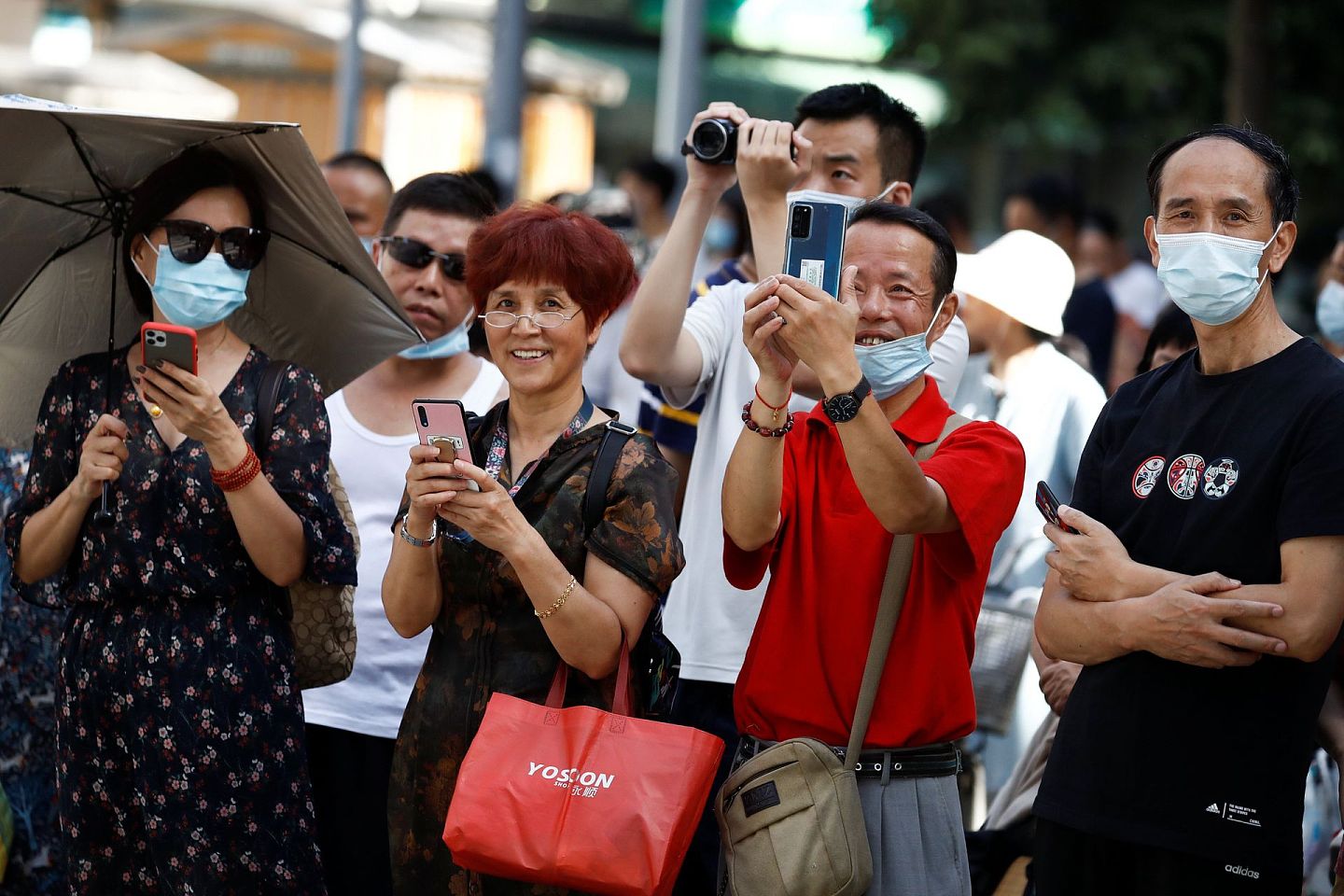 英国广播公司（BBC）文章的主题图片中，中国民众2020年7月27日在美国驻成都领馆门前拍照，画风明朗，友善。（Reuters）